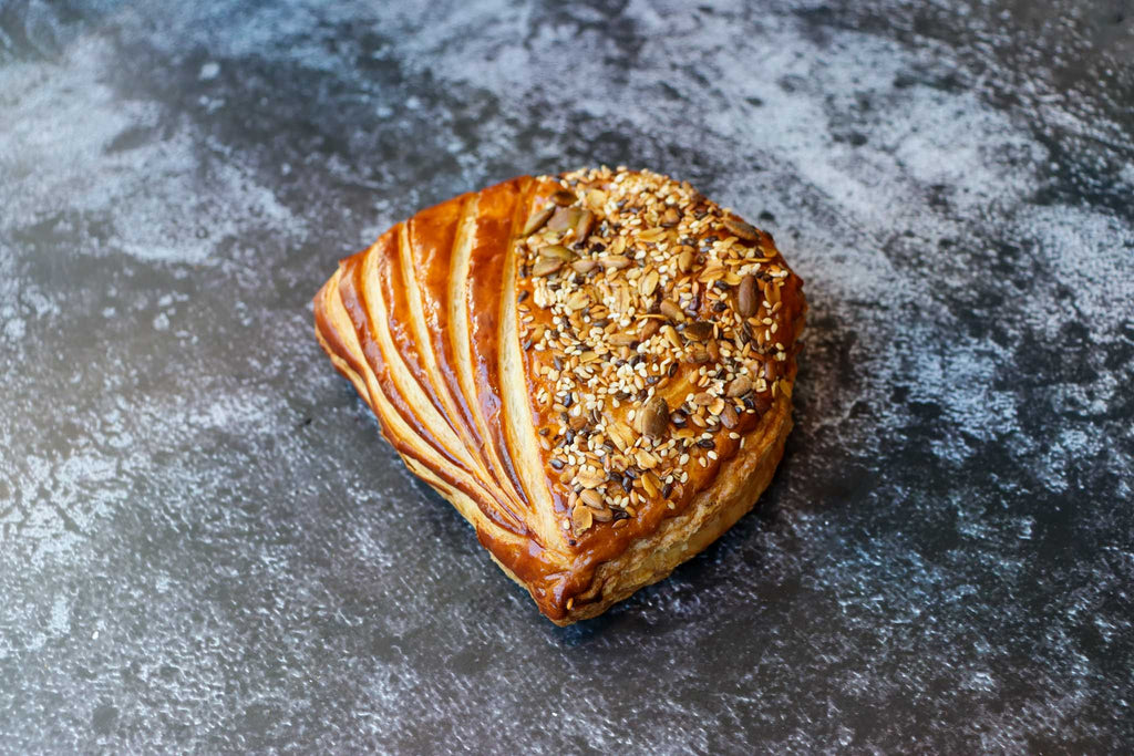 chausson salé garni d'effiloché de porc  l'érable et de cheddar