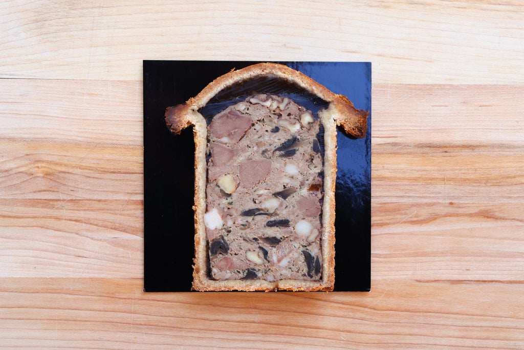 Pâté croûte forestier avec champignons et noix de Grenoble.