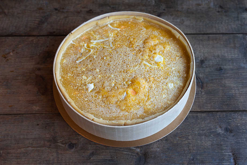Quiche garnie de cheddar, fromage suisse et chèvre, une garniture 100% fromage! Parfait avec une salade verte pour le déjeuner.